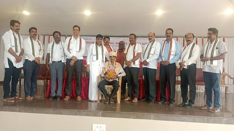 <div class="paragraphs"><p>ರಾಜ್ಯ ವಿಭೂಷಣ ಪ್ರಶಸ್ತಿ ಪುರಸ್ಕೃತ ಮುದ್ರಾಡಿ ಪ್ರೌಢಶಾಲೆಯ ಶಿಕ್ಷಕ ಬಲ್ಲಾಡಿ ಚಂದ್ರಶೇಖರ ಭಟ್ ಅವರನ್ನು ವಿಧಾನಪರಿಷತ್ ಸದಸ್ಯ ಎಸ್. ಎಲ್. ಭೋಜೇಗೌಡ ಸನ್ಮಾನಿಸಿದರು. </p></div>