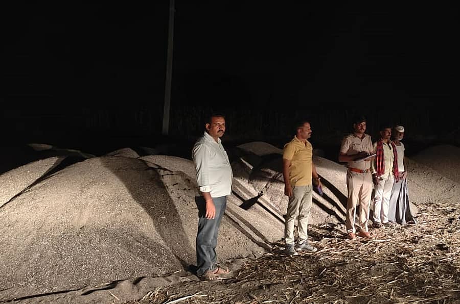 ಕಲಬುರಗಿಯ ಅಫಜಲಪುರ ತಾಲ್ಲೂಕಿನ ಭೀಮಾ ನದಿ ಪಾತ್ರದಲ್ಲಿ ಅಕ್ರಮವಾಗಿ ತೆಗೆದು ಜಮೀನೊಂದರಲ್ಲಿ ಸಂಗ್ರಹಿಸಿ ಇರಿಸಲಾದ ಮರಳು