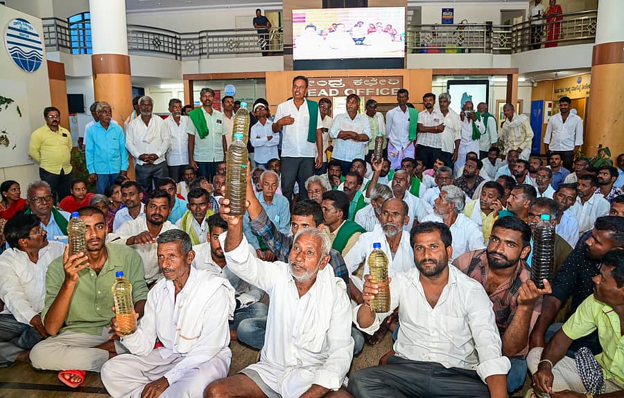 ಕಾರ್ಖಾನೆಯಿಂದ ಹೇಮಾವತಿ ನದಿಯ ನೀರು ಕಲುಷಿತಗೊಂಡಿದೆ ಎಂದು ಆರೋಪಿಸಿ, ಬಾಟಲಿಯಲ್ಲಿ ಕಲುಷಿತ ನೀರನ್ನು ತಂದು ಬೆಂಗಳೂರಿನ ರಾಜ್ಯ ಪರಿಸರ ಹಾಗೂ ಮಾಲಿನ್ಯ ನಿಯಂತ್ರಣ ಮಂಡಳಿಯ ಕಚೇರಿಯಲ್ಲಿ ಮಾಕವಳ್ಳಿ ಗ್ರಾಮದ ರೈತರು, ಶುಕ್ರವಾರ ಪ್ರತಿಭಟನೆ ನಡೆಸಿದರು. –ಪ್ರಜಾವಾಣಿ ಚಿತ್ರ