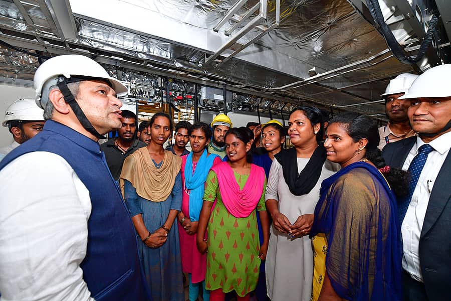 ಕೇಂದ್ರ ರೈಲ್ವೆ ಸಚಿವ ಅಶ್ವಿನಿ ವೈಷ್ಣವ್ ಶನಿವಾರ ಬೆಂಗಳೂರಿನ ಬೆಮೆಲ್ ಫ್ಯಾಕ್ಟರಿಯಲ್ಲಿ ರೈಲು ಬೋಗಿ ನಿರ್ಮಾಣದಲ್ಲಿ ಕಾರ್ಯನಿರ್ವಹಿಸುತ್ತಿರುವ ಮಹಿಳಾ ಸಿಬ್ಬಂದಿ ಜೊತೆ ಮಾತನಾಡಿದರು –ಪ್ರಜಾವಾಣಿ ಚಿತ್ರ