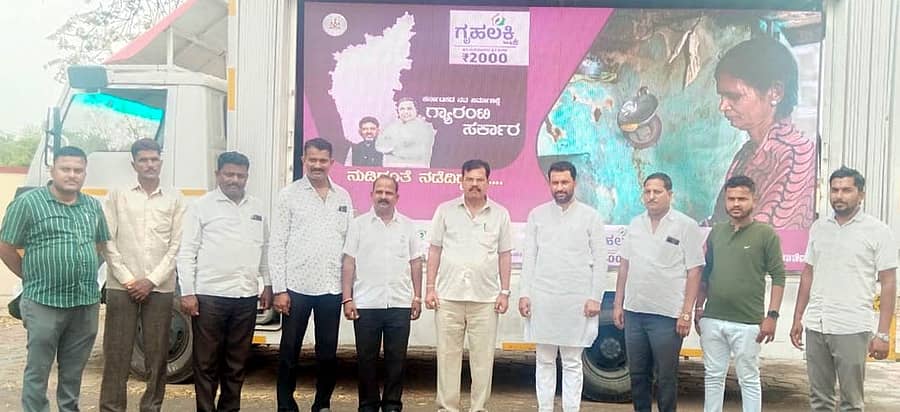 ಹೊರ್ತಿ ಸಮೀಪದ ಝಳಕಿಯ ಗ್ರಾಮ ಪಂಚಾಯಿತಿ ಆವರಣದಲ್ಲಿ ಕಾಂಗ್ರೆಸ್ ಸರ್ಕಾರದ  ಗ್ಯಾರಂಟಿ ಯೋಜನೆಗಳ ಜಾಗೃತಿ ಮೂಡಿಸುವ ವಾಹನಕ್ಕೆ ನಾಗಠಾಣ ಶಾಸಕ ವಿಠ್ಠಲ ಕಟಕಧೋಂಡ ಚಾಲನೆ ನೀಡಿದರು