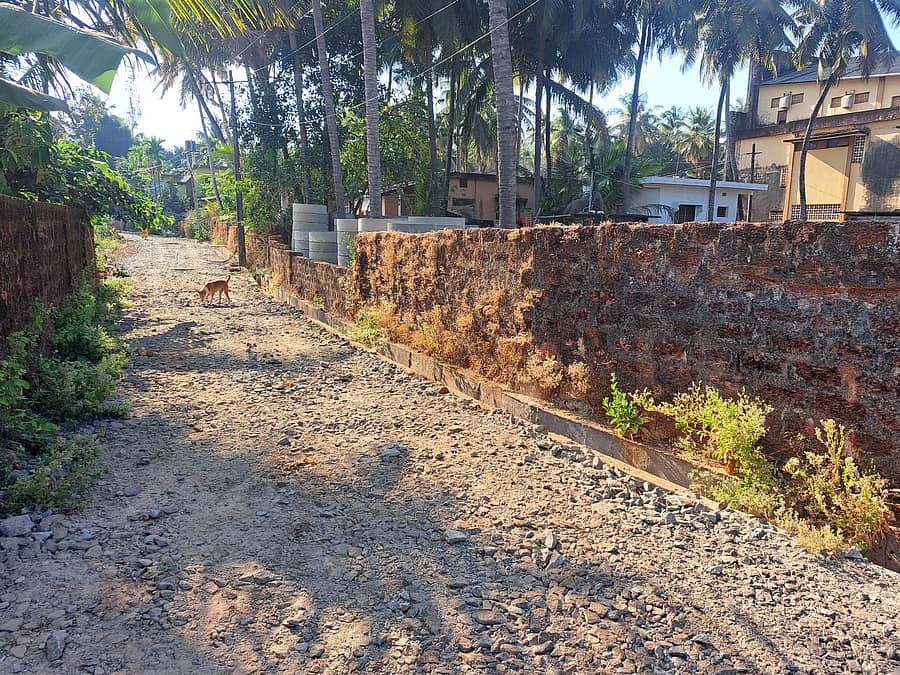 ಪಟ್ಟಣದಲ್ಲಿ ರಸ್ತೆಯ ಅರೆಬರೆ ಕಾಮಗಾರಿ ಮಾಡಿ ಬಿಟ್ಟಿರುವುದು