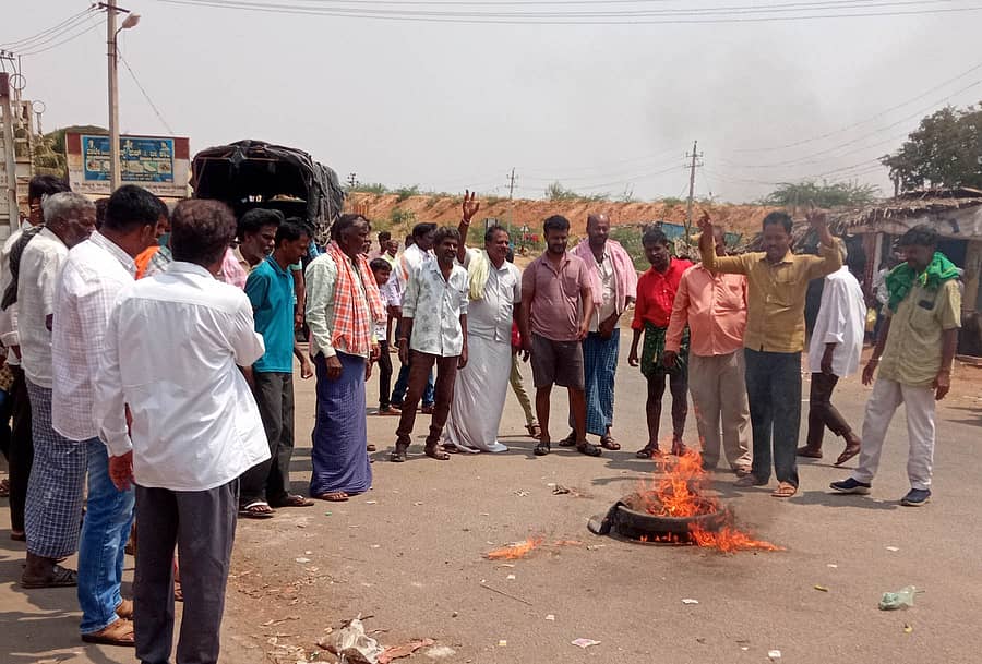 ಜೆಜೆ ಹಟ್ಟಿ ತಿಪ್ಪೇಸ್ವಾಮಿ ಅವರಿಗೆ ಲೋಕಸಭಾ ಚುನಾವಣೆಯಲ್ಲಿ ಕಾಂಗ್ರೆಸ್ ಟಿಕೆಟ್ ನೀಡಬೇಕು ಎಂದು ಆಗ್ರಹಿಸಿ ಧರ್ಮಪುರದ ಬಸ್ ನಿಲ್ದಾಣದ ಬಳಿ ಟೈರ್ಗೆ ಬೆಂಕಿ ಹಚ್ಚಿ ಪ್ರತಿಭಟನೆ ನಡೆಸಲಾಯಿತು