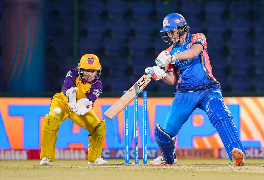 ಮುಂಬೈ ಇಂಡಿಯನ್ಸ್ ತಂಡದ ಆಟಗಾರ್ತಿ ನಥಾಲಿಯಾ ಶಿವರ್ ಬ್ರಂಟ್‌ ಬ್ಯಾಟಿಂಗ್ ವೈಖರಿ –ಪಿಟಿಐ ಚಿತ್ರ
