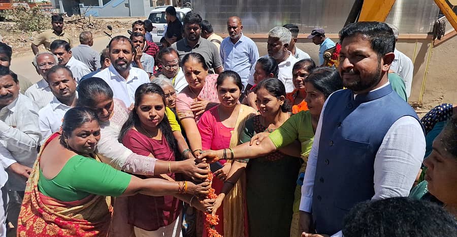 <div class="paragraphs"><p>ಹೊಸಕೋಟೆ ನಗರದಲ್ಲಿ ಅಭಿವೃದ್ಧಿ ಕಾಮಗಾರಿಗಳಿಗೆ ಚಾಲನೆ ನೀಡಿದ ಶಾಸಕ ಶರತ್ ಬಚ್ಚೇಗೌಡ</p></div>