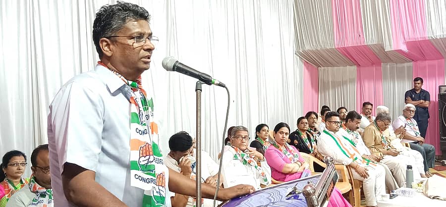 ಬೈಲಹೊಂಗಲದಲ್ಲಿ ನಡೆದ ಕಾಂಗ್ರೆಸ್ ಸಭೆಯಲ್ಲಿ ಸಚಿವ ಸತೀಶ ಜಾರಕಿಹೊಳಿ ಮಾತನಾಡಿದರು