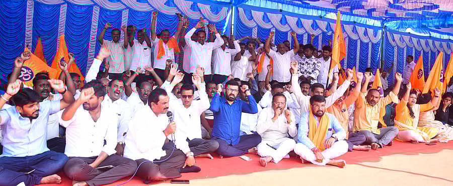 ತುಮಕೂರು ಜಿಲ್ಲಾಧಿಕಾರಿ ಕಚೇರಿ ಎದುರು ಬುಧವಾರ ಬಿಜೆಪಿ ಮುಖಂಡರು, ಕಾರ್ಯಕರ್ತರು ಪ್ರತಿಭಟನೆ ನಡೆಸಿದರು