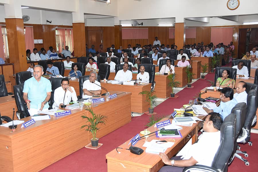 ತುಮಕೂರಿನಲ್ಲಿ ಸೋಮವಾರ ನಡೆದ ಕೆಡಿಪಿ ಸಭೆಯಲ್ಲಿ ಶಾಸಕ ಬಿ.ಸುರೇಶ್ಗೌಡ ಮಾತನಾಡಿದರು. ಶಾಸಕರಾದ ಜಿ.ಬಿ.ಜ್ಯೋತಿಗಣೇಶ್, ಸಿ.ಬಿ.ಸುರೇಶ್ಬಾಬು, ಎಚ್.ವಿ.ವೆಂಕಟೇಶ್, ಎಂ.ಟಿ.ಕೃಷ್ಣಪ್ಪ, ತಿಪ್ಪೇಸ್ವಾಮಿ ಉಪಸ್ಥಿತರಿದ್ದರು