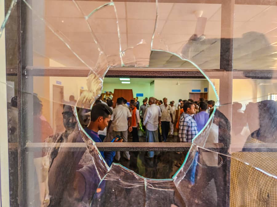 ಕಾರ್ಯಕರ್ತರ ದಾಂಧಲೆಗೆ ಕೊಪ್ಪಳದ ಬಿಜೆಪಿ ಕಚೇರಿಯ ಕಿಟಕಿಯ ಗಾಜು ಒಡೆದಿರುವುದು