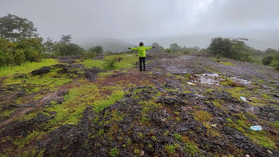 ಪೊಸಡಿ ಗುಂಪೆಯ ಮೇಲೆ ತುಂತುರು ಮಳೆಯ ಸಿಂಚನ