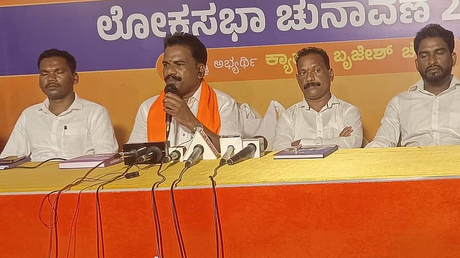 ಸುದ್ದಿಗೋಷ್ಠಿಯಲ್ಲಿ ಶಿವಶಂಕರ್ ಸೋಮವಾರ ಮಾತನಾಡಿದರು. ಉಮೇಶ್ ಕೋಟ್ಯಾನ್, ಜಗನ್ನಾಥ ಬೆಳುವಾಯಿ, ಸದಾಶಿವ ನೆಲ್ಲಿಕಾರು ಹಾಗೂ ವಿನಯ್ ಸಾಲ್ಯಾನ್ ಮತ್ತು ಚಂದ್ರಕಲಾ ಸಿ.ಕೆ ಭಾಗವಹಿಸಿದ್ದರು