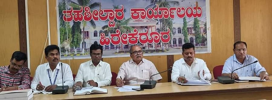 ಹಿರೇಕೆರೂರು ಪಟ್ಟಣದ ತಹಶೀಲ್ದಾರ್ ಕಚೇರಿಯಲ್ಲಿ ಗುರುವಾರ ನಡೆದ ತಾಲ್ಲೂಕುಮಟ್ಟದ ಬರ ನಿರ್ವಹಣ ಕಾರ್ಯಪಡೆ ಸಮಿತಿಯ ಸಭೆಯಲ್ಲಿ ‌ಶಾಸಕ ಯು.ಬಿ. ಬಣಕಾರ ಮಾತನಾಡಿದರು