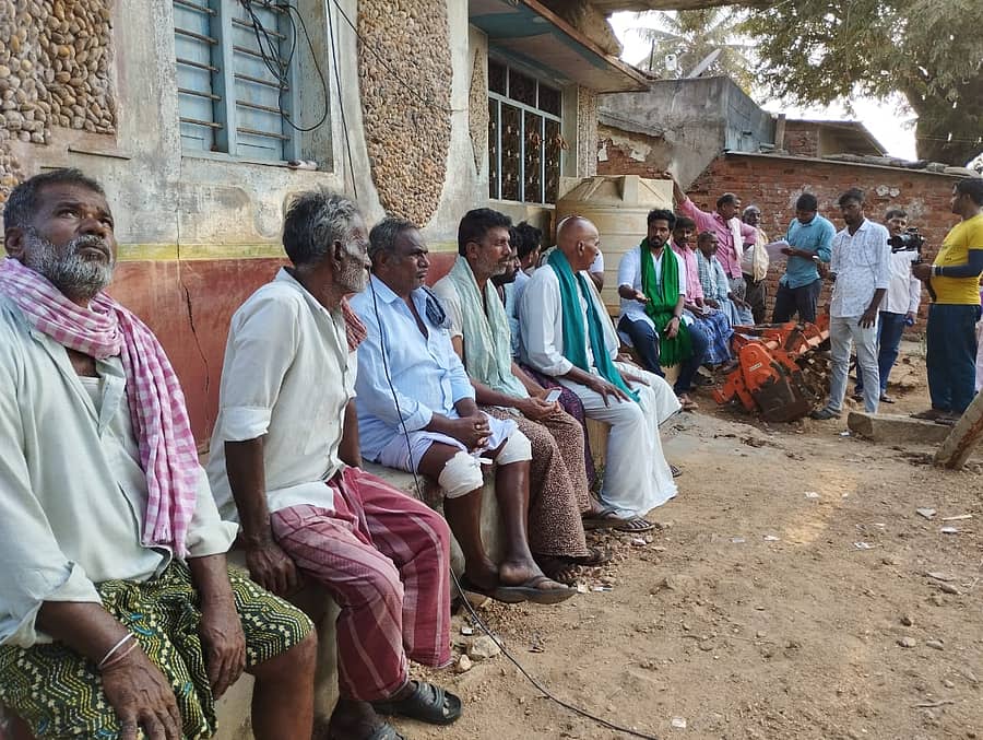 ಹೊನ್ನಾಳಿ ತಾಲ್ಲೂಕು ದಿಡಗೂರು ಗ್ರಾಮದ ಮುಖಂಡರನ್ನು ಒಂದೆಡೆ ಸೇರಿಸಿದ ಜಿ.ಬಿ. ವಿನಯ್‌ಕುಮಾರ್ ಅವರು ಸ್ಪರ್ಧೆ ಮಾಡುವ ವಿಚಾರ ಕುರಿತು ಚರ್ಚಿಸಿದರು