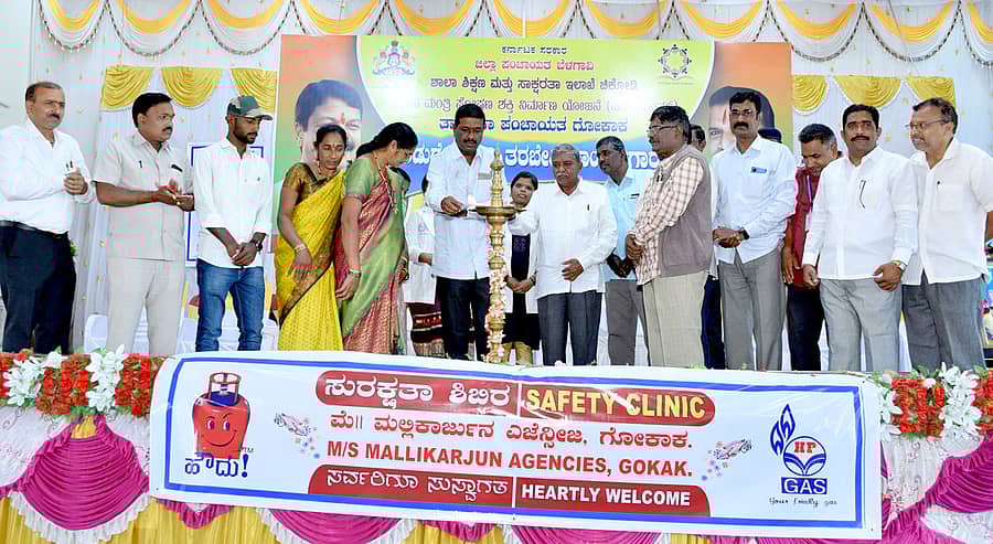 ಗೋಕಾಕದಲ್ಲಿ ಈಚೆಗೆ ಅಡುಗೆ ಸಿಬ್ಬಂದಿಯ ತರಬೇತಿ ಕಾರ್ಯಾಗಾರಕ್ಕೆ ಜಿಲ್ಲಾ ಪಂಚಾಯಿತಿ ಮಾಜಿ ಸದಸ್ಯ ತುಕಾರಾಮ ಕಾಗಲ್ ಚಾಲನೆ ನೀಡಿದರು. ಜಿಲ್ಲಾ ಪಂಚಾಯಿತಿ ಮಾಜಿ ಸದಸ್ಯ ಮಡ್ಡೆಪ್ಪ ತೋಳಿನವರ, ಬಿಇಒ ಜಿ.ಬಿ. ಬಳಗಾರ, ಬಸವರಾಜ ಮುರಗೋಡ ಇದ್ದಾರೆ