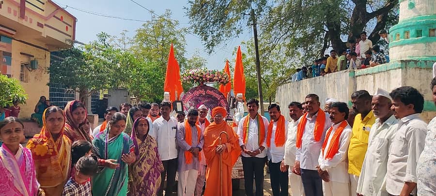 ಆಳಂದ ತಾಲ್ಲೂಕಿನ ಮಾಡಿಯಾಳ ಗ್ರಾಮದಲ್ಲಿ ಹಿಂದೂ ಜಾಗರಣ ವೇದಿಕೆ ನೇತೃತವದಲ್ಲಿ ರಾಘವ ಚೈತನ್ಯ ರಥಯಾತ್ರೆ ಜರುಗಿತು