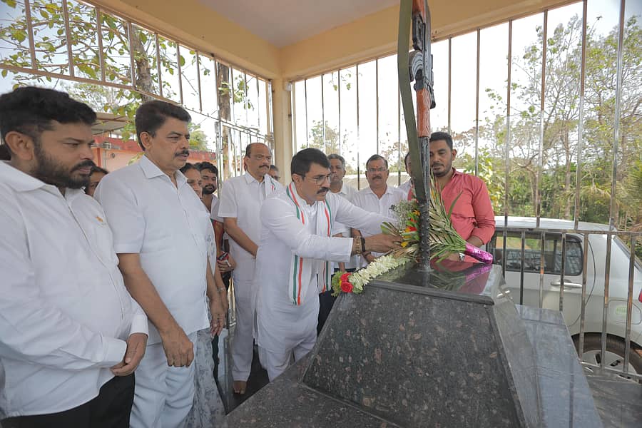 ಸುಳ್ಯದ ಯುದ್ಧ ಸ್ಮಾರಕಕ್ಕೆ ಪದ್ಮರಾಜ ಆರ್‌. ಅವರು ಶನಿವಾರ  ಗೌರವ ಸಲ್ಲಿಸಿದರು. ಹರೀಶ್‌ ಕುಮಾರ್‌ ಮತ್ತಿತರರು ಜೊತೆಯಲ್ಲಿದ್ದರು