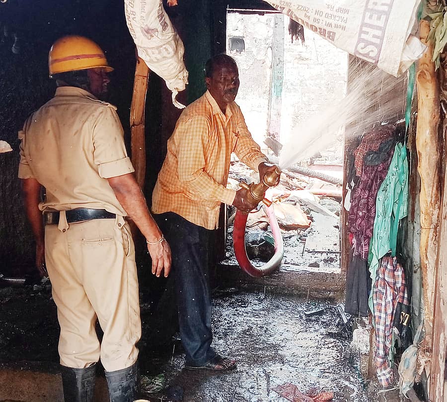 ಧಾರವಾಡ ತಾಲ್ಲೂಕಿನ ಕಲ್ಲೆ ಗ್ರಾಮದ ಮನೆಯೊಂದರಲ್ಲಿ ಬುಧವಾರ ಅಡುಗೆ ಅನಿಲ ಸಿಲಿಂಡರ್ ಸೋರಿ ತಗುಲಿದ್ದ ಬೆಂಕಿಯನ್ನು ಅಗ್ನಿಶಾಮಕ ದಳದ ಸಿಬ್ಬಂದಿ ನಂದಿಸಿದರು