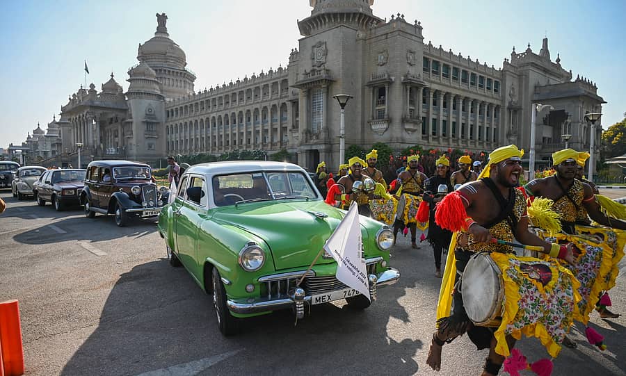 ಮತದಾನದ ಜಾಗೃತಿಗಾಗಿ ಭಾನುವಾರ ನಡೆದ ವಿಂಟೇಜ್ ಕಾರ್ ಮತ್ತು ಬೈಕ್ಗಳ ರ್ಯಾಲಿಯಲ್ಲಿ ಡೊಳ್ಳುಕುಣಿತ ಗಮನ ಸೆಳೆಯಿತು. –ಪ್ರಜಾವಾಣಿ ಚಿತ್ರ