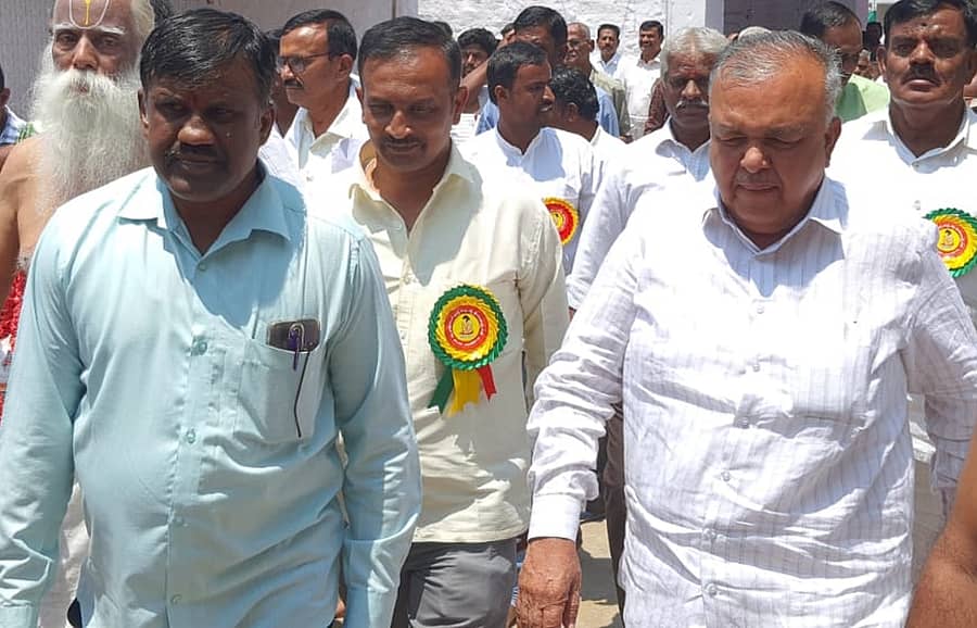 ಕೆಜಿಎಫ್‌ ಪ್ರಸನ್ನ ಲಕ್ಷ್ಮಿ ವೆಂಕಟರಮಣಸ್ವಾಮಿ ದೇವಾಲಯದ ಧಾರ್ಮಿಕ ಕಾರ್ಯಕ್ರಮದಲ್ಲಿ ಸಚಿವ ರಾಮಲಿಂಗರೆಡ್ಡಿ ಅವರ ಜತೆಯಲ್ಲಿ ಇರುವ ಕಾರ್ಯನಿರ್ವಹಣಾಧಿಕಾರಿ ಸುಬ್ರಹ್ಮಣಿ