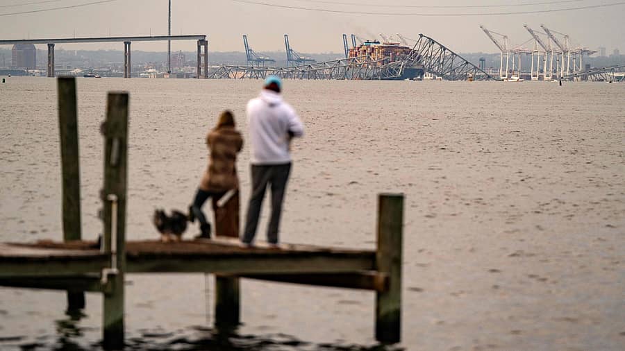 ಹಡಗು ಡಿಕ್ಕಿ ಹೊಡೆದು ಕುಸಿದಿರುವ ಸೇತುವೆಯನ್ನು ಬಾಲ್ಟಿಮೋರ್ನ ಸ್ಥಳೀಯರು ದೂರದಿಂದಲೇ ವೀಕ್ಷಿಸಿದರು. –ಎಎಫ್ಪಿ ಚಿತ್ರ