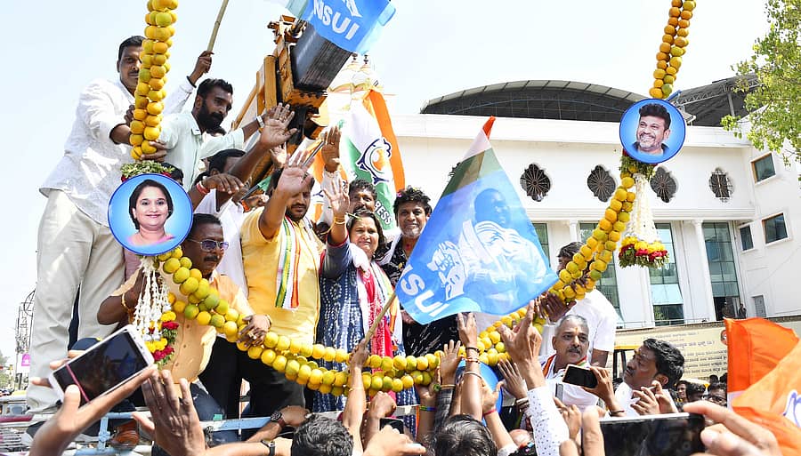 ಶಿವಮೊಗ್ಗಕ್ಕೆ ಬುಧವಾರ ಬಂದ ಕಾಂಗ್ರೆಸ್ ಅಭ್ಯರ್ಥಿ ಗೀತಾ ಹಾಗೂ ನಟ ಶಿವರಾಜಕುಮಾರ್ ಅವರಿಗೆ ಬೆಕ್ಕಿನಕಲ್ಮಠದ ಎದುರು ಎಚ್.ಸಿ.ಯೋಗೀಶ ಹಾಗೂ ಕೆ.ದೇವೇಂದ್ರಪ್ಪ ನೇತೃತ್ವದಲ್ಲಿ ಮೋಸಂಬಿ ಹಾರ ಹಾಕಿ ಸ್ವಾಗತಿಸಲಾಯಿತು