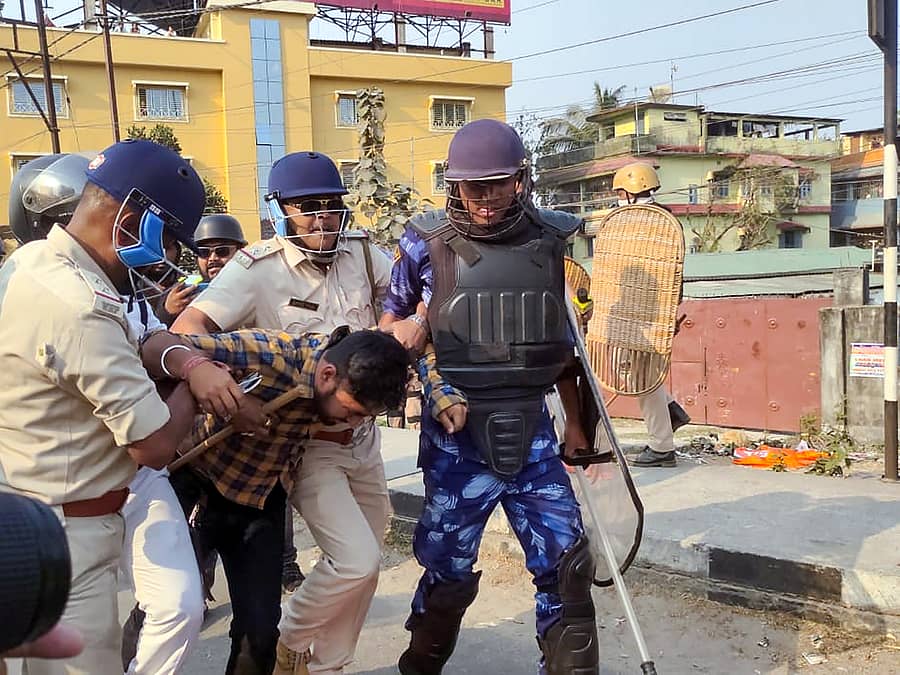 <div class="paragraphs"><p>ಸಿಲಿಗುರಿಯಲ್ಲಿ ಪ್ರತಿಭಟನೆ ನಡೆಸಿದ ಎಬಿವಿಪಿ ಕಾರ್ಯಕರ್ತರೊಬ್ಬರನ್ನು ಪೊಲೀಸರು ಸೋಮವಾರ ವಶಕ್ಕೆ ಪಡೆದರು </p></div>