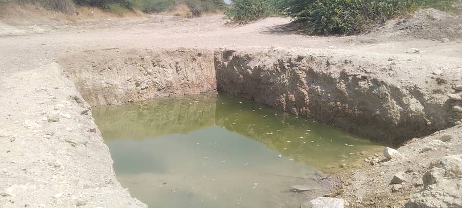 ಡಂಬಳ ಹೋಬಳಿಯ ಯಕಲಾಸಪೂರ ಗ್ರಾಮದ ಹಳ್ಳದಲ್ಲಿ ಭೀಕರ ಬರಗಾಲದಲ್ಲಿಯು ಹೊಂಡದಲ್ಲಿ ಅಂರ್ತಜಲ ಹೆಚ್ಚಳದಿಂದ ನೀರು ಸಂಗ್ರಹವಾಗಿರುವುದು.