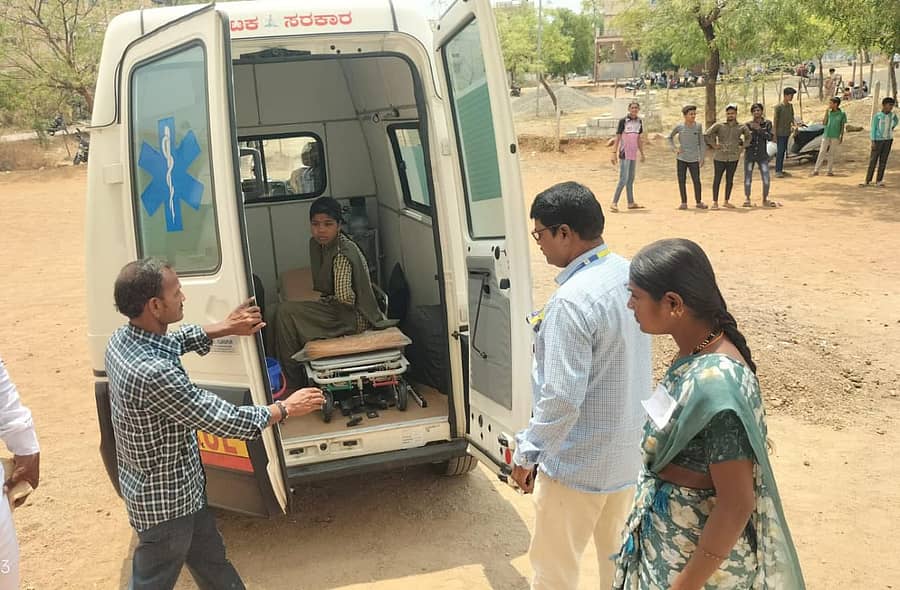 ಮುದ್ದೇಬಿಹಾಳ ಪಟ್ಟಣದ ಚಿನ್ಮಯ ಜೆ.ಸಿ ಶಾಲೆಯ ಪರೀಕ್ಷಾ ಕೇಂದ್ರದಲ್ಲಿ ಎಸ್ಸೆಸ್ಸೆಲ್ಸಿ ಪರೀಕ್ಷೆ ಬರೆಯುತ್ತಿದ್ದ ವೇಳೆ ವಿದ್ಯಾರ್ಥಿನಿ ಬೇಬಿ ಈರಪ್ಪ ವಡ್ಡರಗೆ ಹೊಟ್ಟೆ ಹಾಗೂ ಎದೆ ನೋವು ಕಾಣಿಸಿಕೊಂಡ ಹಿನ್ನೆಲೆಯಲ್ಲಿ ಅವರನ್ನು ಅಂಬುಲೆನ್ಸ್‌ ಮೂಲಕ ಆಸ್ಪತ್ರೆಗೆ ಕರೆದೊಯ್ಯಲಾಯಿತು