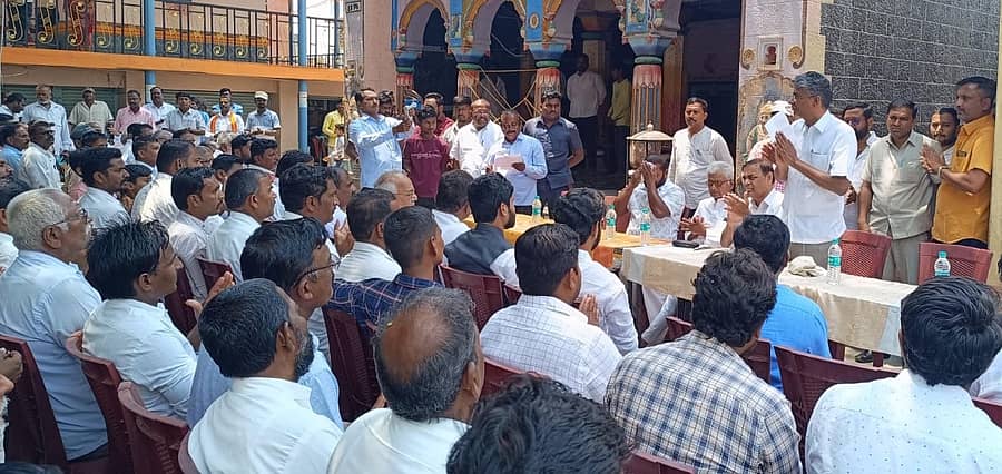 ಹಂದಿಗುಂದದಲ್ಲಿ ಬುಧವಾರ ಸಚಿವ ಸತೀಶ ಜಾರಕಿಹೊಳಿ ಅವರು ಪುತ್ರಿ ಪ್ರಿಯಾಂಕಾ ಪರ ಮತ ಯಾಚಿಸಿದರು