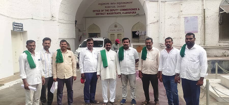 ಕೆಂಪು ಮೆಣಸಿನಕಾಯಿ ಬೆಳೆಗೆ ಸರ್ಕಾರ ಬೆಂಬಲ ಬೆಲೆ ನೀಡಿ ಖರೀದಿಸುವಂತೆ ಆಗ್ರಹಿಸಿ ರಾಜ್ಯ ರೈತ ಸಂಘ ಹಾಗೂ ಹಸಿರು ಸೇನೆ ಜಿಲ್ಲಾ ಘಟಕದ ಪದಾಧಿಕಾರಿಗಳು ವಿಜಯಪುರದ ಜಿಲ್ಲಾಧಿಕಾರಿ ಕಚೇರಿ ಎದುರು ಪ್ರತಿಭಟಿಸಿದರು