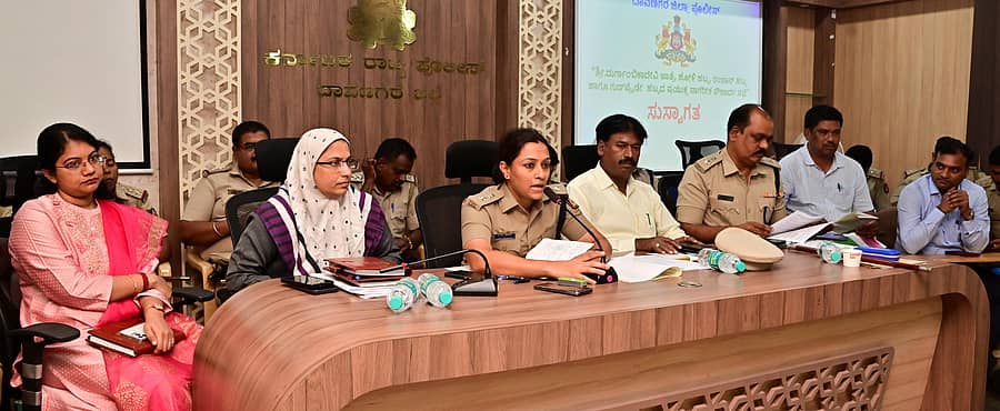 <div class="paragraphs"><p>ದಾವಣಗೆರೆಯ ಪೊಲೀಸ್ ವರಿಷ್ಠಾಧಿಕಾರಿ ಕಚೇರಿಯಲ್ಲಿ ನಡೆದ ನಾಗರೀಕ ಸೌಹಾರ್ಧ ಸಭೆಯಲ್ಲಿ ಪೊಲೀಸ್ ವರಿಷ್ಠಾಧಿಕಾರಿ ಉಮಾ ಪ್ರಶಾಂತ್ ಮಾತನಾಡಿದರು.</p></div>