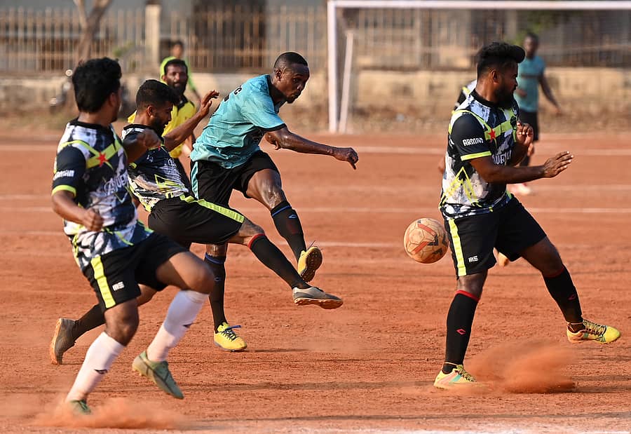 <div class="paragraphs"><p>ಮರ್ಚಂಟ್ ಎಫ್ಸಿ ತಂಡದ ವೆಲೆಂಟೈನ್ ಅವರ ಕಿಕ್ ತಡೆಯಲು ಕಸಬಾ ಬ್ರದರ್ಸ್ ಎಫ್ಸಿ ತಂಡದ ಆಟಗಾರರು ಪ್ರಯತ್ನಿಸಿದರು </p></div>