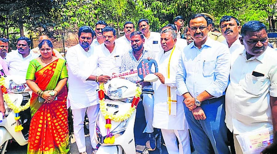 <div class="paragraphs"><p><strong>ದೊಡ್ಡಬಳ್ಳಾಪುರದಲ್ಲಿ ಶಾಸಕರ ಸ್ಥಳೀಯ ಪ್ರದೇಶಾಭಿವೃದ್ದಿ ಯೋಜನೆಯಡಿ ಅಂಗವಿಕಲರಿಗೆ ತ್ರಿಚಕ್ರ ವಾಹನಗಳನ್ನು ಸಚಿವ ಕೆ.ಎಚ್.ಮುನಿಯಪ್ಪ ಹಾಗೂ ಶಾಸಕ ಧೀರಜ್ ಮುನಿರಾಜು ಬುಧವಾರ ವಿತರಣೆ ಮಾಡಿದರು</strong></p></div><div class="paragraphs"><ul><li><p><br></p></li></ul></div>