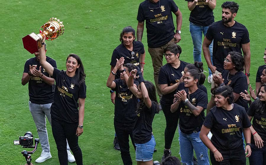 <div class="paragraphs"><p>ಚಿನ್ನಸ್ವಾಮಿ ಕ್ರೀಡಾಂಗಣದಲ್ಲಿ ನಡೆದ ಆರ್ಸಿಬಿ ಅನ್ಬಾಕ್ಸ್ ಕಾರ್ಯಕ್ರಮದಲ್ಲಿ ಚೊಚ್ಚಲ ಟ್ರೋಫಿ ಹಿಡಿದು ಸಂಭ್ರಮಿಸಿದ ವನಿತೆಯರು</p></div>