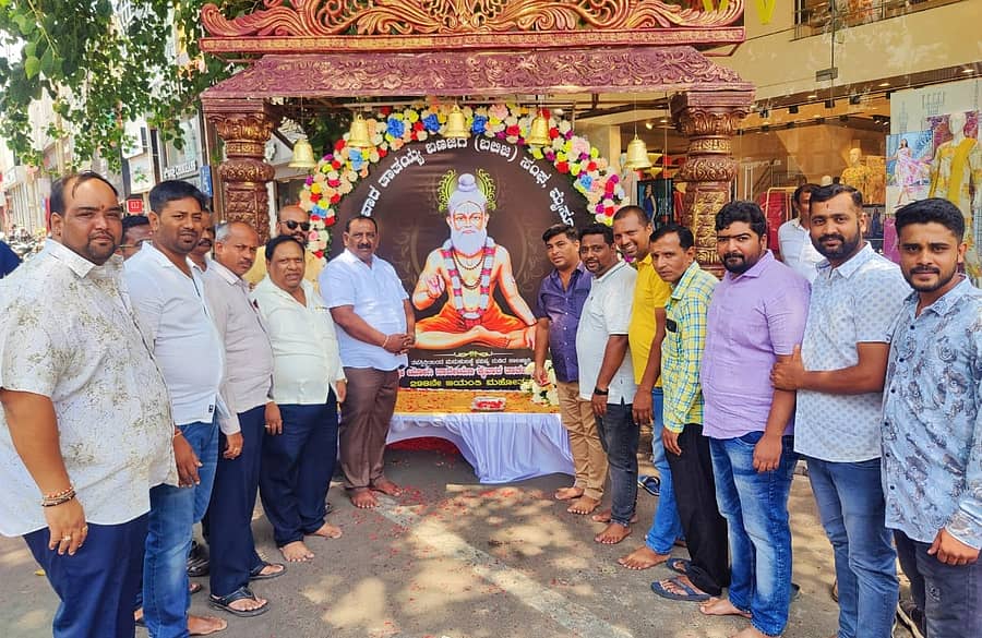 ಮೈಸೂರಿನ ದೇವರಾಜ ಅರಸು ರಸ್ತೆಯಲ್ಲಿ ಬಣಜಿಗ (ಬಲಿಜ) ಸಮಾಜದಿಂದ ಸೋಮವಾರ ಆಯೋಜಿಸಿದ್ದ ಕೈವಾರ ತಾತಯ್ಯ ಜಯಂತ್ಯುತ್ಸವದಲ್ಲಿ ಶಾಸಕ ಕೆ.ಹರೀಶ್ ಗೌಡ ಫೋಟೊಗೆ ಪುಷ್ಪನಮನ ಸಲ್ಲಿಸಿದರು