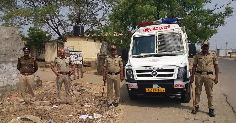 ಕಾಳಗಿ ಸರ್ಕಾರಿ ಪದವಿ ಪೂರ್ವ ಕಾಲೇಜಿನ ಪರೀಕ್ಷಾ ಕೇಂದ್ರಕ್ಕೆ ಸೋಮವಾರ ಬಿಗಿ ಪೊಲೀಸ್ ಬಂದೋಬಸ್ತ್ ಕಲ್ಪಿಸಲಾಗಿತ್ತು