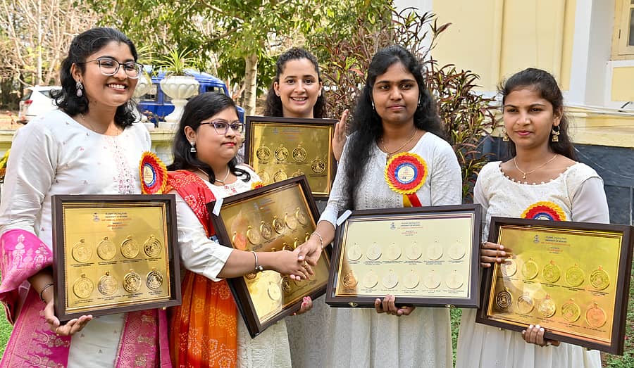 <div class="paragraphs"><p>ಮೈಸೂರು ವಿಶ್ವವಿದ್ಯಾಲಯದಲ್ಲಿ ಭಾನುವಾರ ನಡೆದ 104ನೇ ಘಟಿಕೋತ್ಸವದಲ್ಲಿ ಹೆಚ್ಚು ಚಿನ್ನದ ಪದಕ ಪಡೆದ ಜೈನಾ ಎಂ.ಹರನ್ (8 ಪದಕ, ಎಂ.ಎ. ಅರ್ಥಶಾಸ್ತ್ರ), ಪೂಜಾ (16, ಎಂ.ಟೆಕ್.), ಅಜಿತಾ ಗುಲೇರಿಯಾ (7, ಎಂ.ಎ. ತತ್ವಶಾಸ್ತ್ರ), ಜಿ.ಆರ್. ಸಂಯಮ (12, ಎಂ.ಎಸ್ಸಿ. ಜೀವವಿಜ್ಞಾನ) ಹಾಗೂ ವಿ. ತೇಜಸ್ವಿನಿ (10, ಎಂ.ಎ. ಕನ್ನಡ) ಶುಭಾಶಯ ವಿನಿಮಯ ಮಾಡಿಕೊಂಡರು </p></div>
