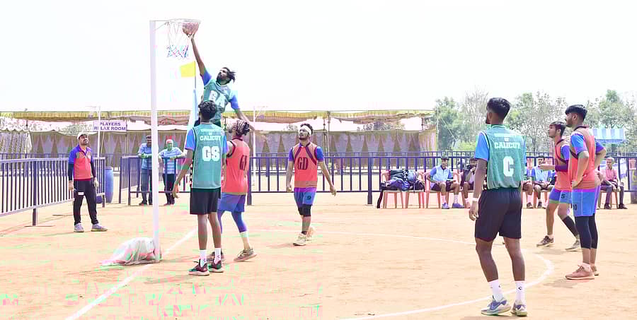 ತುಮಕೂರಿನ ಸಿದ್ಧಾರ್ಥ ವೈದ್ಯಕೀಯ ಕಾಲೇಜು ಕ್ರೀಡಾಂಗಣದಲ್ಲಿ ಗುರುವಾರ ನಡೆದ ವಿಶ್ವೇಶ್ವರಯ್ಯ ತಾಂತ್ರಿಕ ವಿ.ವಿ ಹಾಗೂ ಕೇರಳದ ಕ್ಯಾಲಿಕಟ್ ವಿ.ವಿ ತಂಡದ ನಡುವಿನ ಹಣಾಹಣಿ