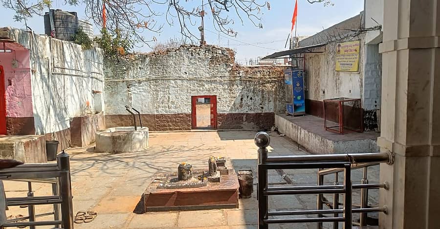 ಔರಾದ್ನ ಅಮರೇಶ್ವರ ದೇವಸ್ಥಾನದ ಮಹಾದ್ವಾರ ಶಿಥಿಲಗೊಂಡಿರುವುದು