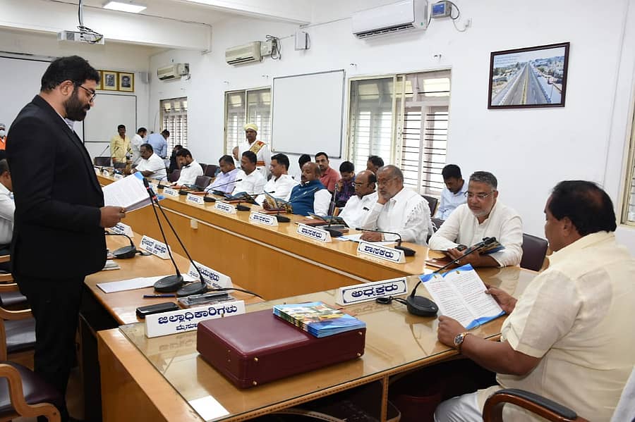 <div class="paragraphs"><p>ಮೈಸೂರಿನ ಮುಡಾದಲ್ಲಿ ಅಧ್ಯಕ್ಷ ಕೆ.ಮರೀಗೌಡ ಅಧ್ಯಕ್ಷತೆಯಲ್ಲಿ ಗುರುವಾರ ನಡೆದ ವಿಶೇಷ ಸಭೆಯಲ್ಲಿ ಆಯುಕ್ತ ಜಿ.ಟಿ. ದಿನೇಶ್‌ಕುಮಾರ್‌ 2024–25ನೇ ಸಾಲಿನ ಬಜೆಟ್‌ ಮಂಡಿಸಿದರು. ಶಾಸಕರು ಪಾಲ್ಗೊಂಡಿದ್ದರು.</p></div>