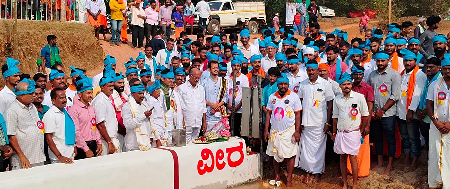 ಬಂಟ್ವಾಳ ತಾಲ್ಲೂಕಿನ ಸಿದ್ಧಕಟ್ಟೆ ಸಮೀಪದ ಹೊಕ್ಕಾಡಿಗೋಳಿ ಮಹಿಷಮರ್ದಿನಿ ಕಂಬಳ ಸಮಿತಿಯಿಂದ ಶನಿವಾರ ಆರಂಭಗೊಂಡ ‘ವೀರ-ವಿಕ್ರಮ’ ಜೋಡುಕರೆ ಬಯಲು ಕಂಬಳಕ್ಕೆ ಪೂಂಜ ಕ್ಷೇತ್ರದ ಅಸ್ರಣ್ಣ ಕೃಷ್ಣಪ್ರಸಾದ್ ಆಚಾರ್ಯ ಚಾಲನೆ ನೀಡಿದರು