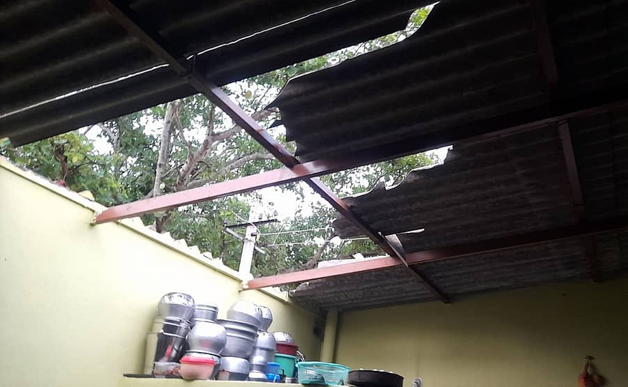 ಶ್ರೀರಂಗಪಟ್ಟಣ ತಾಲ್ಲೂಕಿನ ಮರಳಾಗಾಲದಲ್ಲಿ ಗುರುವಾರ ಸಂಜೆ ಬೀಸಿದ ಬಿರುಗಾಳಿಗೆ ಪ್ರೇಮಮ್ಮ ಎಂಬವರ ಮನೆಯ ಚಾವಣಿ ಹಾರಿ ಹೋಗಿದೆ