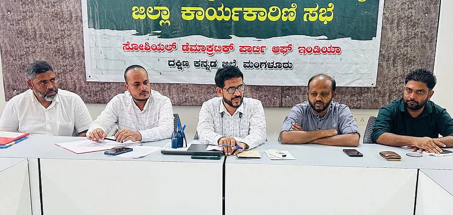 ಸಭೆಯಲ್ಲಿ ಅಕ್ಬರ್ ಬೆಳ್ತಂಗಡಿ, ಅಶ್ರಫ್ ಅಡೂರ್, ಲತೀಫ್ ಪುತ್ತೂರು, ಅನ್ವರ್ ಸಾದತ್ ಬಜತ್ತೂರು ಹಾಗೂ ಜಮಾಲ್ ಜೋಕಟ್ಟೆ ಭಾಗವಹಿಸಿದ್ದರು