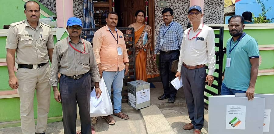 ಶ್ರೀರಂಗಪಟ್ಟಣ ಕ್ಷೇತ್ರದ ಪುರ ಗ್ರಾಮದಲ್ಲಿ, ನಮೂನೆ ಡಿ–12 ಮೂಲಕ ಮನೆಯಿಂದಲೇ ಮತ ಹಾಕಲು ಅರ್ಜಿ ಸಲ್ಲಿಸಿರುವ ಪಿಡಬ್ಲ್ಯೂಡಿ ಮತದಾರರ ಮನೆಗೆ ಚುನಾವಣಾ ಸಿಬ್ಬಂದಿ ಭೇಟಿ ಬುಧವಾರ ನೀಡಿದ್ದರು