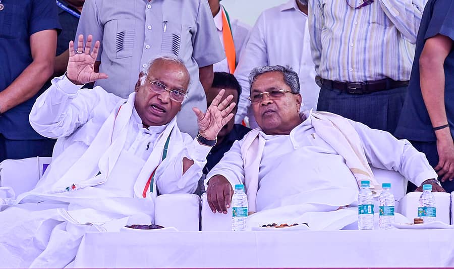 ಕಲಬುರಗಿಯ ಅಫಜಪುರದಲ್ಲಿ ಬುಧವಾರ ನಡೆದ ಕಾಂಗ್ರೆಸ್ ಚುನಾವಣಾ ಪ್ರಚಾರ ಸಭೆಯಲ್ಲಿ ಎಐಸಿಸಿ ಅಧ್ಯಕ್ಷ ಮಲ್ಲಿಕಾರ್ಜುನ ಖರ್ಗೆ ಹಾಗೂ ಮುಖ್ಯಮಂತ್ರಿ ಸಿದ್ದರಾಮಯ್ಯ ಅವರು ಮಾತುಕತೆಯಲ್ಲಿ ನಿರತವಾಗಿದ್ದು –ಪ್ರಜಾವಾಣಿ ಚಿತ್ರ/ತಾಜುದ್ದೀನ್ ಆಜಾದ್