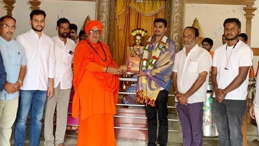 ಹುಕ್ಕೇರಿ ಹಿರೇಮಠಕ್ಕೆ ಸೋಮವಾರ ಕಾಂಗ್ರೆಸ್ ಯುವ ಮುಖಂಡ ರಾಹುಲ್ ಜಾರಕಿಹೊಳಿ ಭೇಟಿ ನೀಡಿದಾಗ ಮಠಾಧ್ಯಕ್ಷ ಚಂದ್ರಶೇಖರ್ ಸ್ವಾಮೀಜಿ ಸತ್ಕರಿಸಿದರು