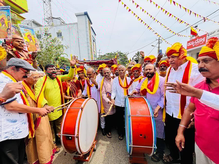 ‘ನಮ್ಮ ಹಕ್ಕು ನಮ್ಮ ತೆರಿಗೆ’ ನಾಗರಿಕರ ಜಾಥಾಕ್ಕೆ ಎಸ್.ಜಿ.ಸಿದ್ದರಾಮಯ್ಯ ಅವರು ಡೊಳ್ಳುಬಾರಿಸುವ ಮೂಲಕ ಚಾಲನೆ ನೀಡಿದರು. ಮಾಜಿ ಸಚಿವೆ ಬಿ.ಟಿ. ಲಲಿತಾ ನಾಯಕ್, ಕಾಂಗ್ರೆಸ್ ನಾಯಕಿ ಎಚ್. ಕುಸುಮಾ, ನಾರಾಯಣಘಟ್ಟ, ಪತ್ರಕರ್ತ ಜಾಣಗೆರೆ ವೆಂಕಟರಾಮಯ್ಯ, ಇತಿಹಾಸಕಾರ ತಲಕಾಡು ಚಿಕ್ಕರಂಗೇಗೌಡ, ಕಾಂಗ್ರೆಸ್ ಮುಖಂಡ ಹನುಮಂತರಾಯಪ್ಪ ಭಾಗವಹಿಸಿದ್ದರು.