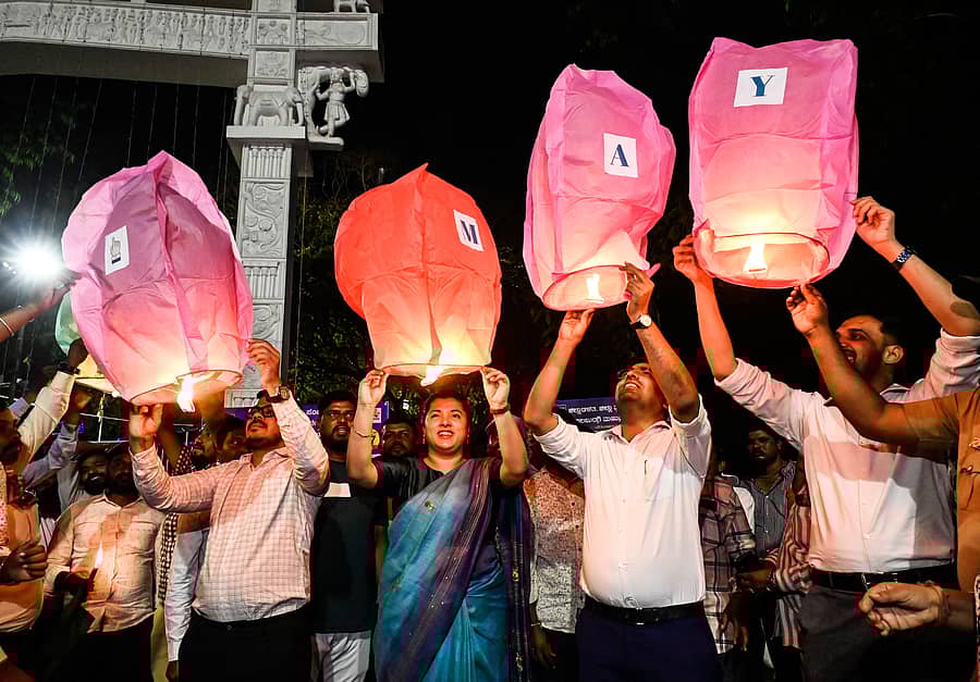 ಕಲಬುರಗಿಯಲ್ಲಿ ಮಂಗಳವಾರ ಮತದಾನ ಜಾಗೃತಿ ಅಂಗವಾಗಿ ಜಿಲ್ಲಾಧಿಕಾರಿ ಬಿ. ಫೌಜಿಯಾ ತರನ್ನುಮ್, ಸಿಇಒ ಭಂವರ್ ಸಿಂಗ್ ಮೀನಾ, ಪಾಲಿಕೆ ಆಯುಕ್ತ ಭುವನೇಶ ಪಾಟೀಲ ಅವರು ಆಕಾಶ ಬುಟ್ಟಿಗಳನ್ನು ಹಾರಿಸಿದರು
–ಪ್ರಜಾವಾಣಿ ಚಿತ್ರ/ ತಾಜುದ್ದೀನ್ ಆಜಾದ್