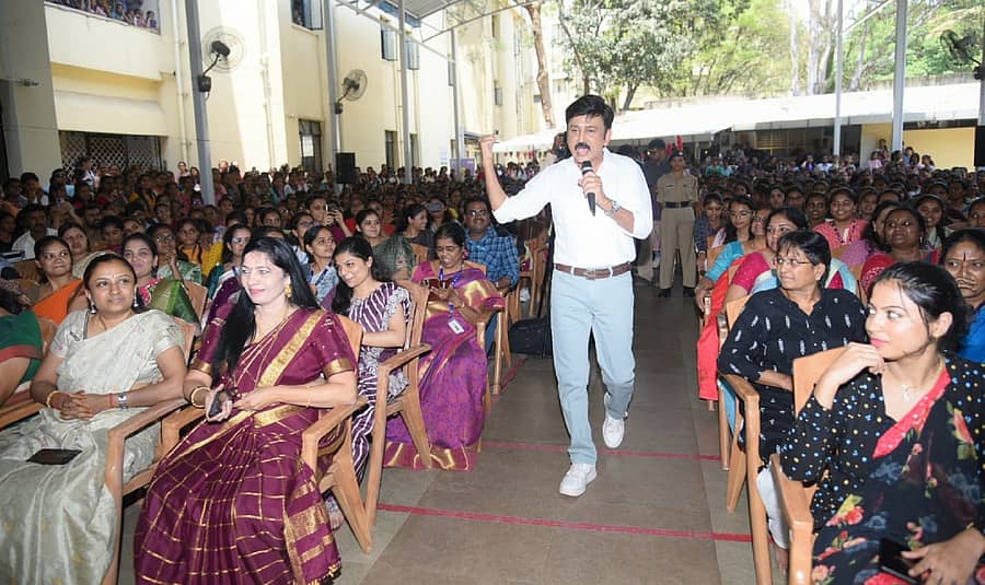 ಬಸವನಗುಡಿಯ ಬಿಎಂಎಸ್ ಮಹಿಳಾ ಕಾಲೇಜಿನಲ್ಲಿ ಚುನಾವಣಾ ರಾಯಭಾರಿ ರಮೇಶ್ ಅರವಿಂದ್ ಮತದಾನದ ಬಗ್ಗೆ ಜಾಗೃತಿ ಮೂಡಿಸಿದರು.