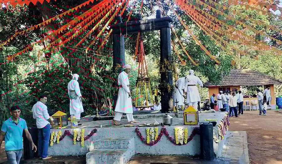 ಸೋಮವಾರಪೇಟೆಸಮೀಪದ ಹಾನಗಲ್ಲು ಶೆಟ್ಟಳ್ಳಿ ಸುಗ್ಗಿಕಟ್ಟೆಯಲ್ಲಿ ಸೋಮವಾರ ಪೂಜೆ ನಡೆಯಿತು